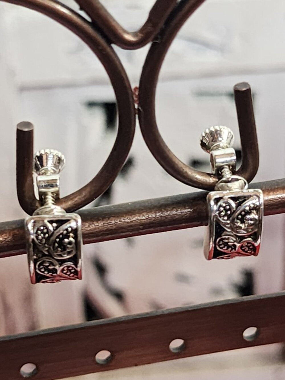 Silver Tone Vintage Adj Screw Back Clip On Black Paisley Scroll Design Earrings
